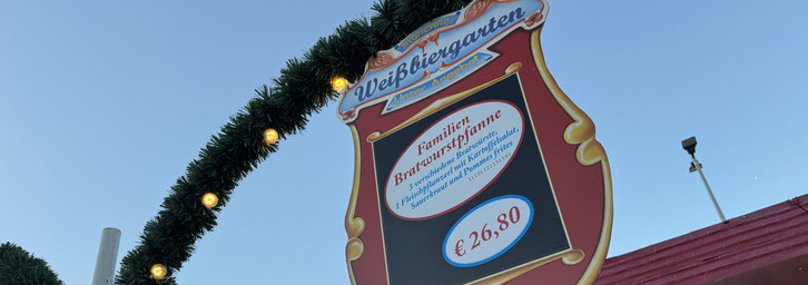 Familien Bratwurstpfanne zu € 26,80: Münchner Weissbiergarten auf dem Oktoberfest 2025 (©foot.Martin Schmitz)
